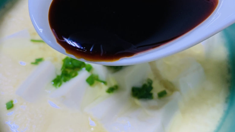 豆腐蒸蛋,加半勺<a style='color:red;display:inline-block;' href='/shicai/ 692'>酱油</a>,摇均匀,再放锅里焖一会,即可上桌