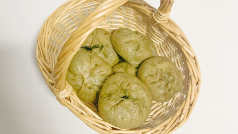 宝宝爱吃的营养丰富素包子(多种食材),锅里加入适量的水烧开后放入包好的包子蒸20分钟后焖5分钟。就可以吃了。