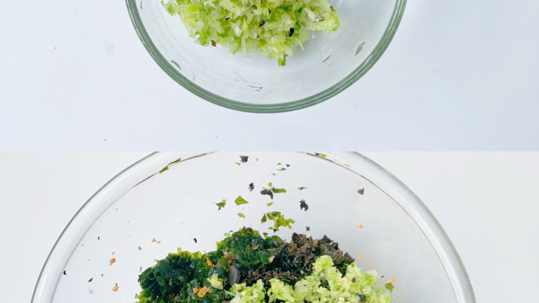 宝宝爱吃的营养丰富素包子(多种食材),适量葱姜洗干净后也用拉拉神器拉碎倒入馅盆中。馅中我加入适量的盐、香菇粉、耗油、宝宝酱油、自制宝宝味精(前面有教程)、耗油、麻油