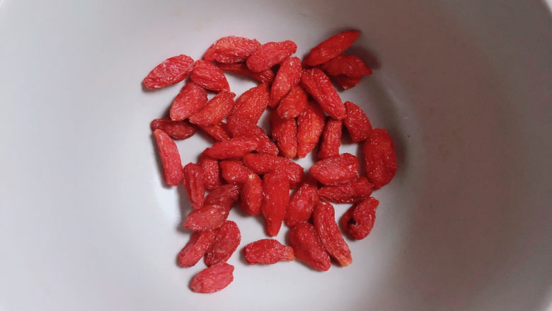 清炒冬瓜片,准备一些<a style='color:red;display:inline-block;' href='/shicai/ 142822'>枸杞子</a>,洗好待用。