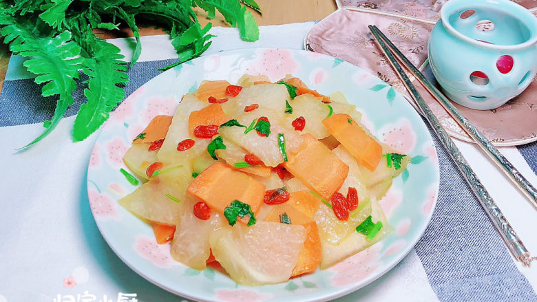 清炒冬瓜片,清淡营养的清炒冬瓜片就上桌了!