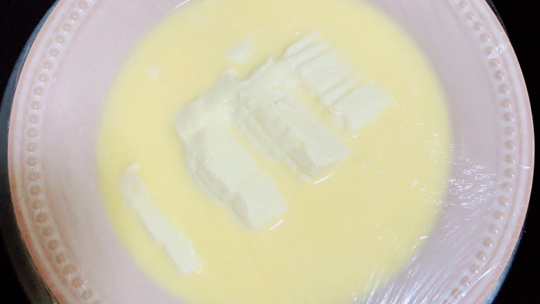 豆腐蒸蛋,锅中烧开水，将大碗放入锅中，大火蒸12分钟。