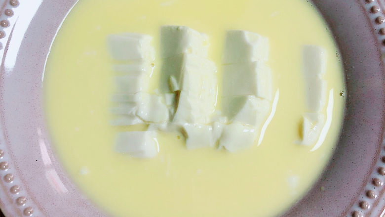 豆腐蒸蛋,豆腐和蛋奶准备好了。