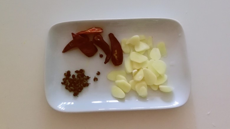 干煸豇豆,蒜切片