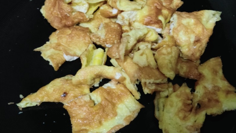 丝瓜炒鸡蛋,将鸡蛋饼用铲子铲小块,装盘