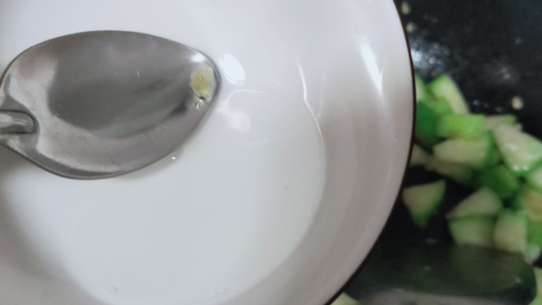 丝瓜炒鸡蛋,加点水,继续炒