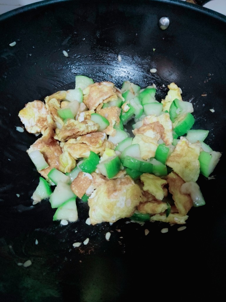 丝瓜炒鸡蛋,放入鸡蛋,炒一会儿,关火🔥