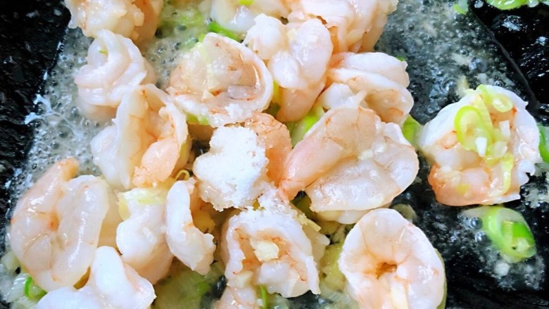 丝瓜炒虾仁,放入适量的盐,白糖,料酒