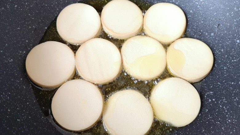 红烧素鸡,炒锅内倒多一点食用油烧热,放入素鸡片。