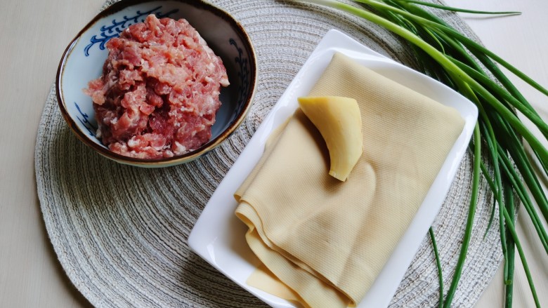 千张包肉,准备所需食材。