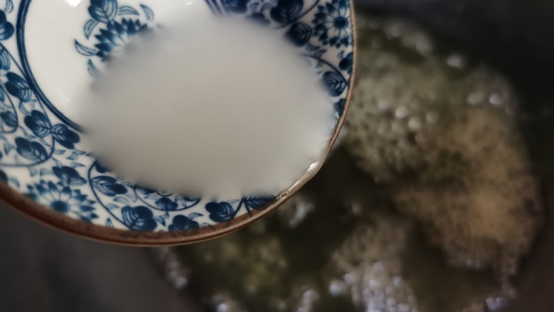 千张包肉,鸡汁加水烧开,加入少许水淀粉勾芡,做成料汁浇在蒸好的豆皮卷上即可。