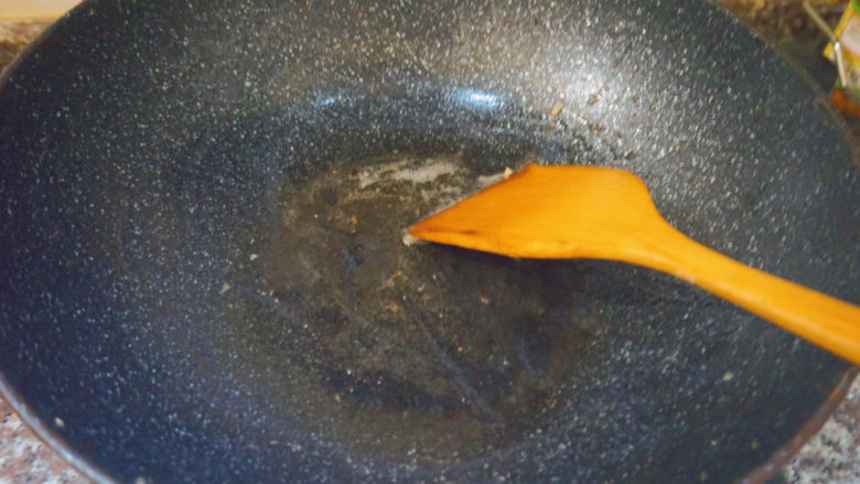 豆腐蒸蛋,热锅,加入花生油