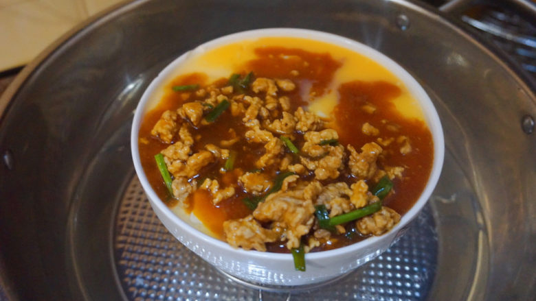 豆腐蒸蛋,豆腐蒸蛋蒸好后,将肉末酱倒在上面