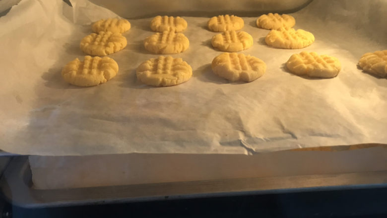 奶香玉米饼干,送入预热好的烤箱,上下火170度烤25分钟,烤到一半时上下两盘换一次位置烤箱,注意观察饼干上色,每个烤箱脾气不相同,温度可自行调节,时间也可以根据饼干上色自行调整