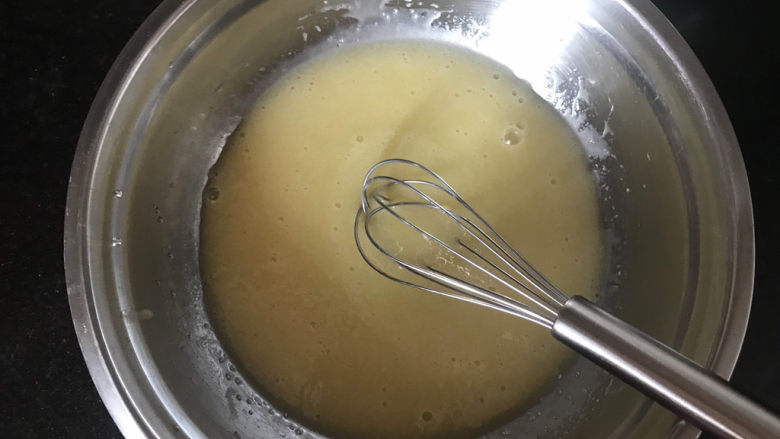 奶香玉米饼干,用蛋抽将油,糖和鸡蛋搅打均匀备用