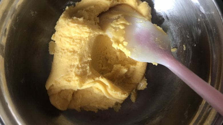 奶香玉米饼干,翻拌至无干面粉,这时仍然很粘需继续加
玉米面