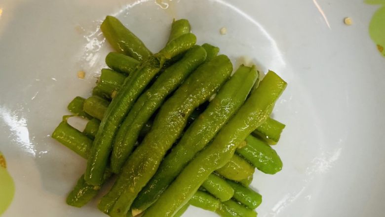 凉拌清爽长豆角,干净盆里摆盘,搭积木一般。
