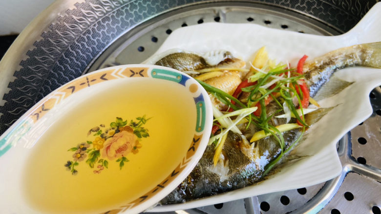 葱油黄鱼,淋上热油,葱香四溢