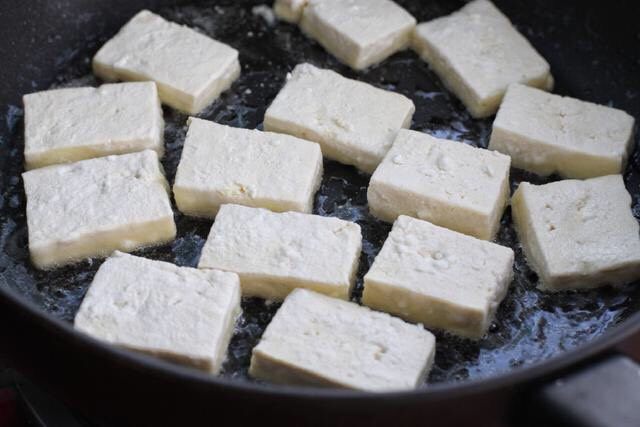 家常烧豆腐,4.锅中倒适量食用油烧至七八成热，将豆腐块排放锅中。