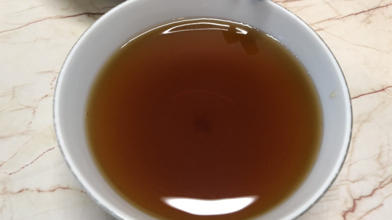千张包肉,清水中加入一点生抽和盐,搅拌均匀