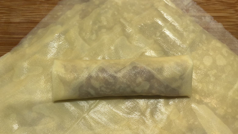 千张包肉,然后就直接卷到最后,因为表面有水,千张开头自然粘合起来