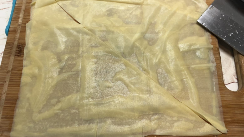 千张包肉,对角切开,也就是把千张切成大三角形