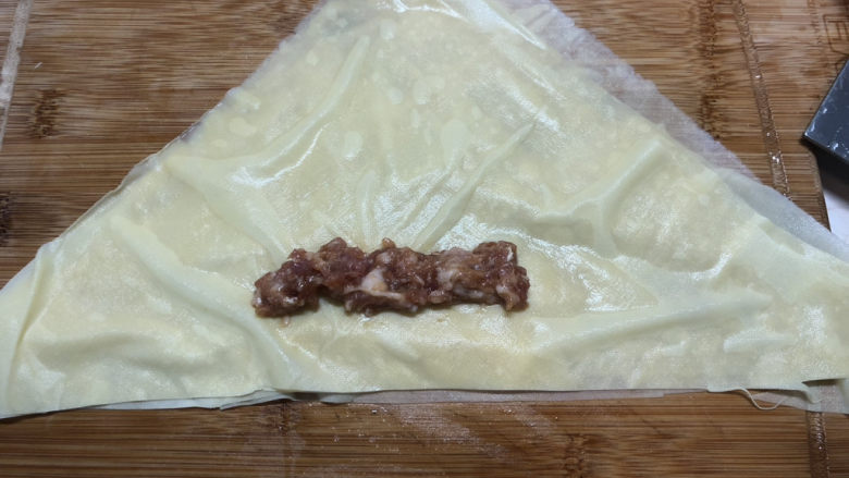千张包肉,在长边中间放上一些肉糜,放多少就根据自己喜好就可以了
