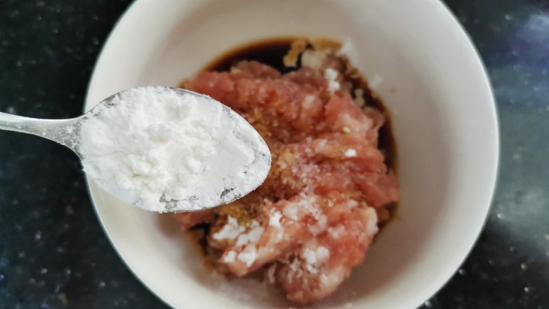 豆腐蒸蛋,加入淀粉,搅拌均匀腌制10分钟