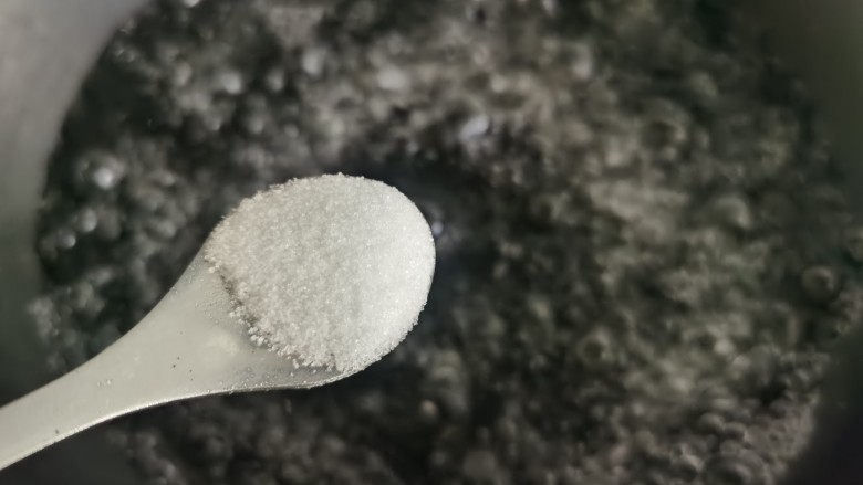 清炒冬瓜片,锅里放水烧开,加入一勺盐,放入切好的冬瓜片焯水。