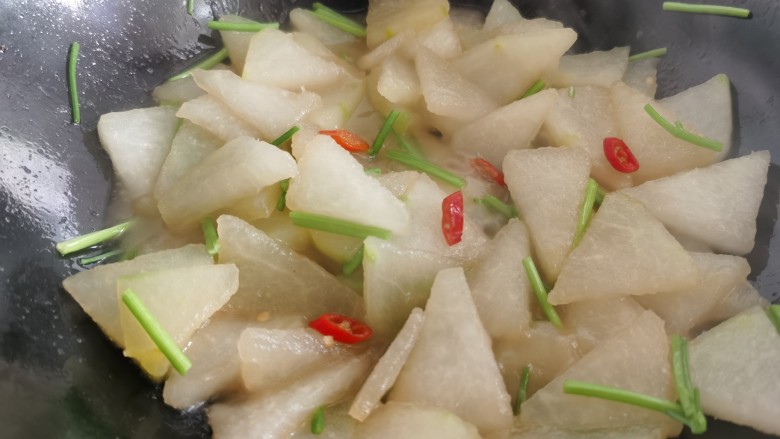 清炒冬瓜片,翻炒均匀,出锅前加入香油。
