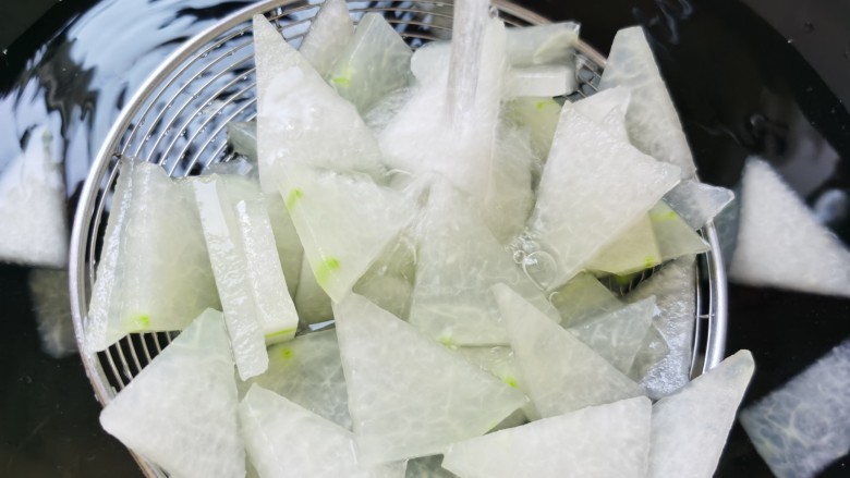 清炒冬瓜片,捞出后用凉水冲凉,控水备用。
