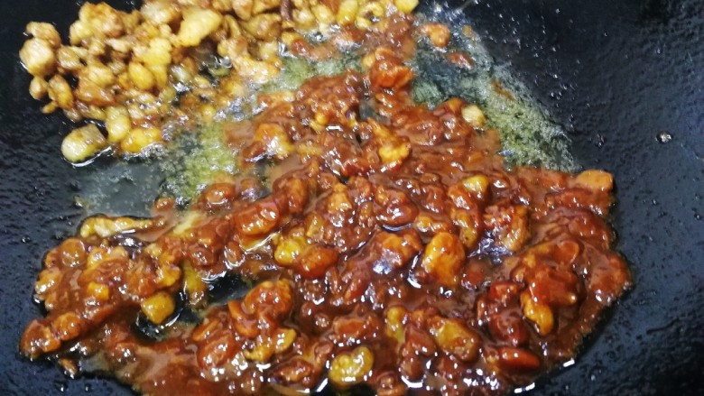 老北京炸酱面,小火用油把豆瓣酱炒香,和肉粒炒在一起,香啊。