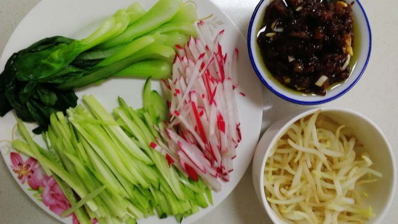 老北京炸酱面,肉酱和菜准备完,开始煮面。