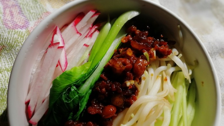 老北京炸酱面,面条控干水份,把青菜和肉酱平铺在上面。