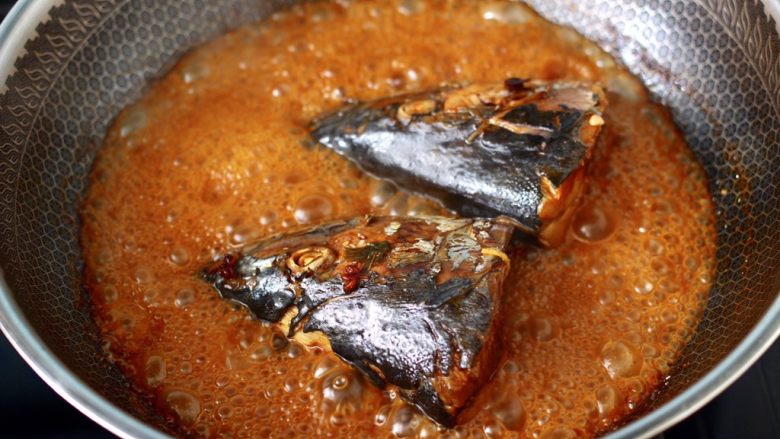 红烧鲅鱼头,大火烧至鲅鱼头软烂酥糯,汤汁变得越来越浓稠的时候。