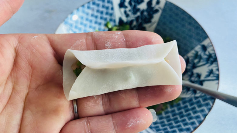 韭菜锅贴,中间捏紧,两头不捏。如图所示