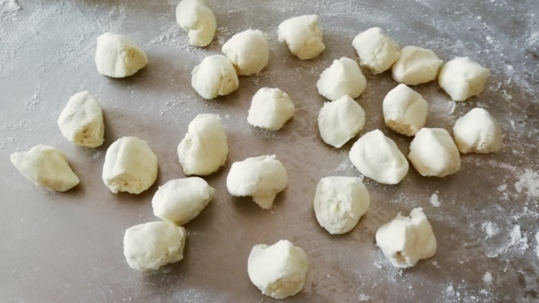 韭菜锅贴,面已饧好 分成小剂子