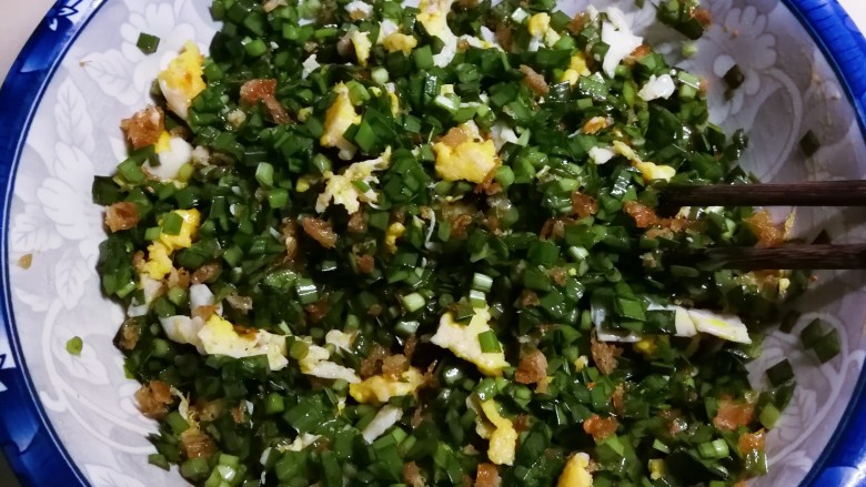 韭菜锅贴,拌匀备用