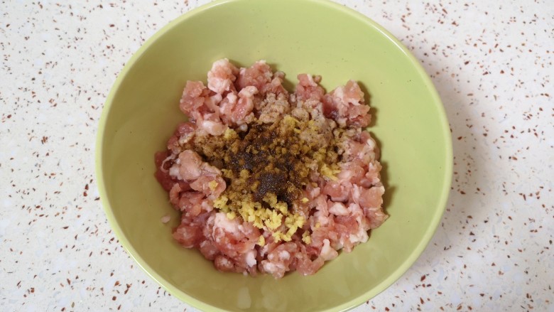 韭菜锅贴,小锅内倒适量的食用油烧热,浇在十三香上面激出香味。