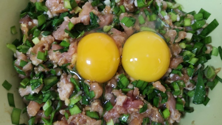 韭菜锅贴,打入两个山野鸡蛋(普通鸡蛋一个就可以了)搅拌均匀。