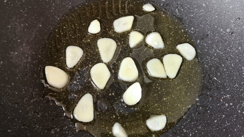 清炒冬瓜片,炒锅内倒适量的食用油烧热,下入蒜片炒香。