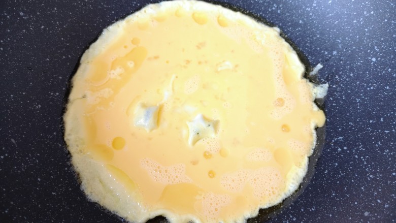 丝瓜炒鸡蛋,炒锅内倒适量的食用油烧热,倒入蛋液。