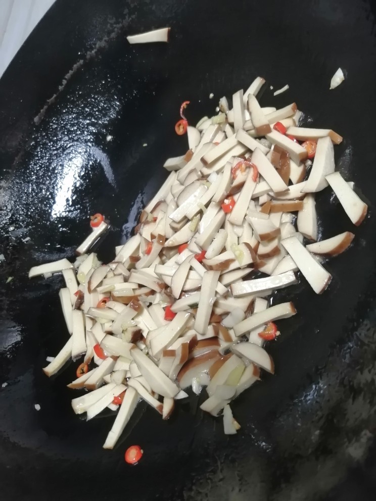 红烧素鸡,倒入素鸡翻炒,将火开小一点。