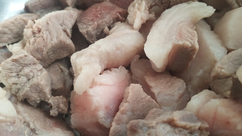 肉夹馍,把肉捞出,冲洗干净