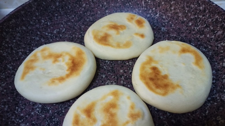 肉夹馍,锅里不放油,直接放面饼,小火慢慢烙,直到两面金黄。这个过程大概10-15分钟,要小火慢慢烙,不然外皮熟大了,里面不熟
