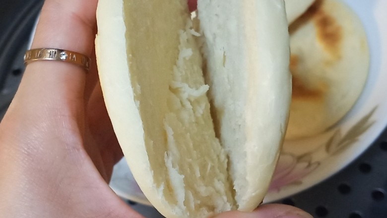 肉夹馍,烙好了切开看看,这样就熟了。