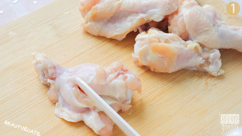 这是什么神仙美味!不用一滴油就能做出外酥里嫩还多汁的鸡翅根~,将<a style='color:red;display:inline-block;' href='/shicai/ 4758'>鸡翅根</a>洗净,两面各划两刀,蒜切碎备用