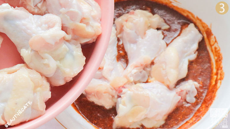 这是什么神仙美味!不用一滴油就能做出外酥里嫩还多汁的鸡翅根~,把鸡翅根放入碗中,均匀涂抹酱料