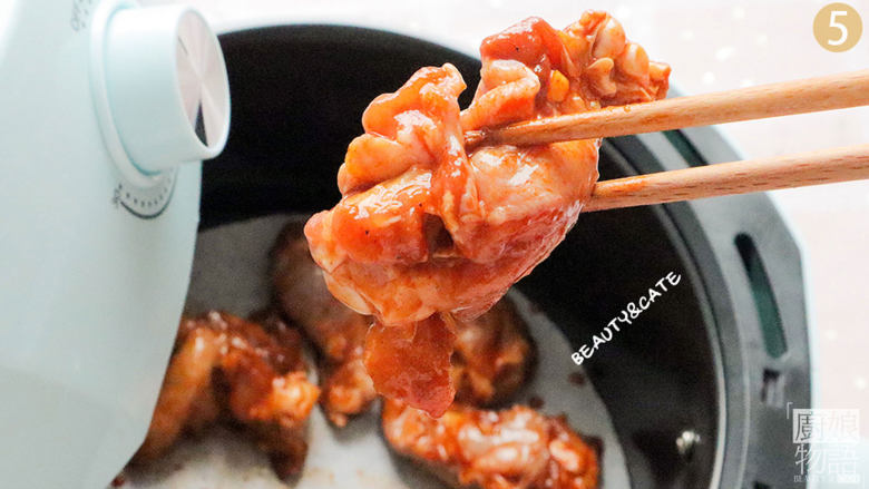 这是什么神仙美味!不用一滴油就能做出外酥里嫩还多汁的鸡翅根~,空气炸锅180度预热5分钟后,放入腌制好的鸡翅根,180度炸10分钟