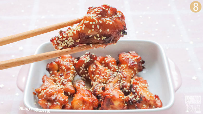 这是什么神仙美味!不用一滴油就能做出外酥里嫩还多汁的鸡翅根~,取出鸡翅根,撒上白<a style='color:red;display:inline-block;' href='/shicai/ 666'>芝麻</a>,新奥尔良蜜汁鸡翅根就做好啦,开吃吧~